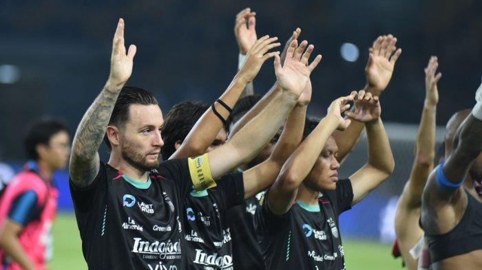 HASIL SERI - Kapten Persib Marc Klok usai menjamu Madura United dalam lanjutan pekan ke-24 Liga 1 2024/25 di Stadion Gelora Bandung Lautan Api (GBLA), Sabtu, 22 Februari 2025.