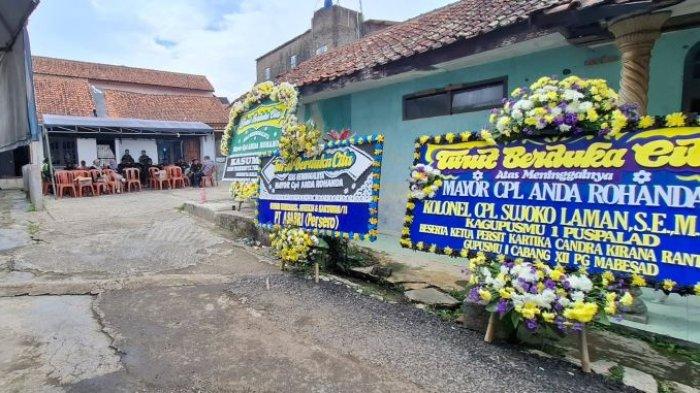 KORBAN LEDAKAN - Karangan bunga terpampang di jalan menuju ke rumah duka Mayor CPL Anda Rohana di Desa Cinunuk, Kecamatan Cileunyi, Kabupaten Bandung, Selasa (13/5/2025). Anda Rohana merupakan korban ledakan pada pemusnahan amunisi tak layak pakai di Garut, Senin (12/5/2025).