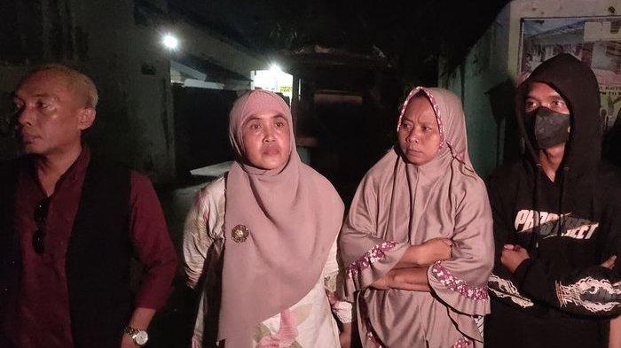 Kartini (kedua dari kanan), ibu dari Pegi Setiawan, saat hadir pada pelaksanaan prarekonstruksi kasus Vina Cirebon, Rabu (29/5/2024) malam.