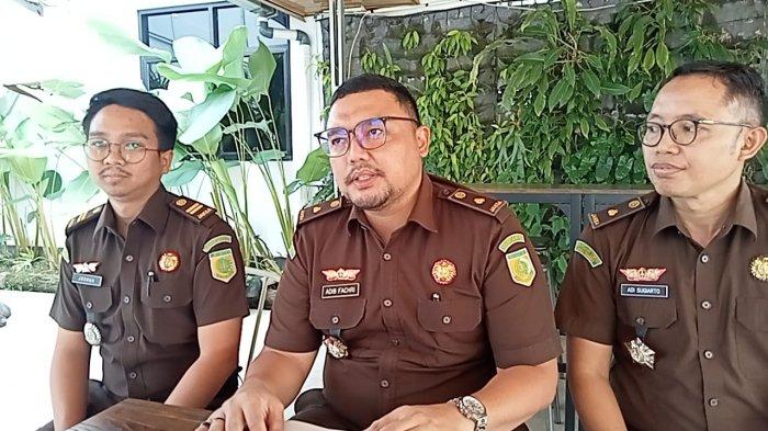 Kasi Pidum Kejari Subang Adib Fachri (tengah) didampingi JPU. Foto : Tribunjabar / Ahya Nurdin