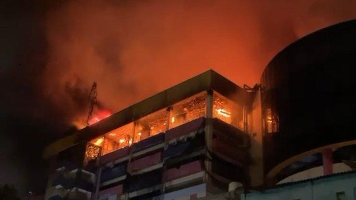 Kebakaran hebat terjadi di Glodok Plaza, Tamansari, Jakarta Barat, Rabu (15/1/2025) malam.