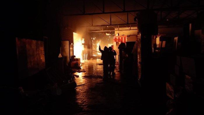 Kebakaran melanda sebuah rumah produksi furniture atau mebel bernama PT Penta Prima di Jalan Kemang Sari 2 Jatibening Baru, Kecamatan Pondok Gede, Kota Bekasi, Kamis (19/9/2024) malam.
