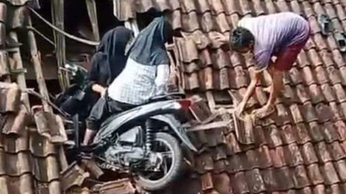 Kecelakaan di Culamega, Kabupaten Tasikmalaya, Jawa Barat, Selasa (12/3/2024). Sepeda motor nyungsep di atas genting warga.