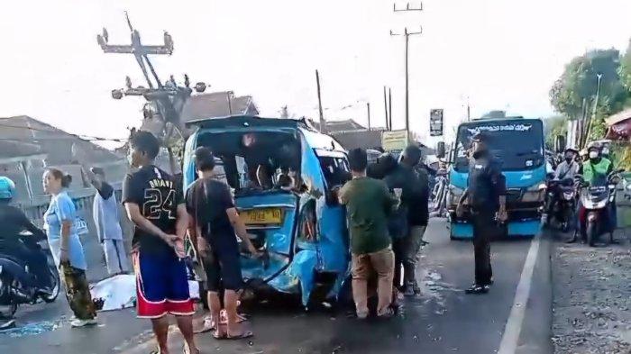 Kecelakaan lalu lintas di jalan Nasional KM. 10 Sukabumi-Cianjur mengakibat satu kendaraan angkot ringsek dihantam mobil truk besar yang ada dibelakangnya, Rabu (24/10/2024).