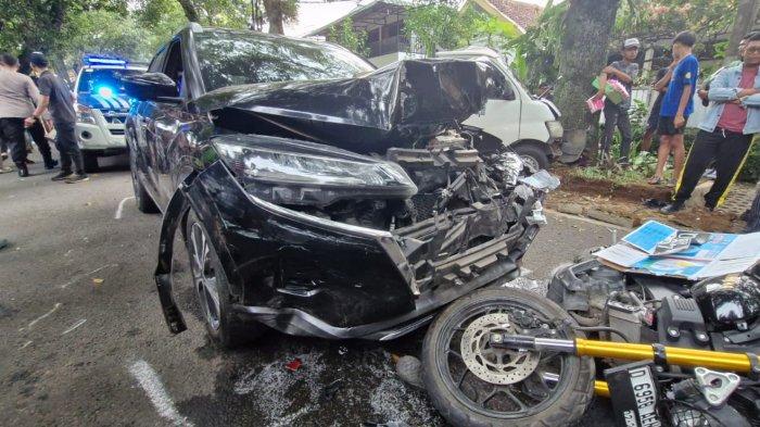 TERSERET 100 METER - Kendaraan mobil dan motor terlibat kecelakaan di Jalan Anggrek, Kota Bandung, Selasa (6/5/2025). Salahseorang saksi mata di lokasi, Jesa, yang saat kejadian tengah menjajakan tisu mengatakan bahwa mobil bernomor polisi D 1491 AJQ warna hitam sudah terlihat menyeret sebuah motor bernomor polisi D 6958 AEN sejauh hampir 100 meter.