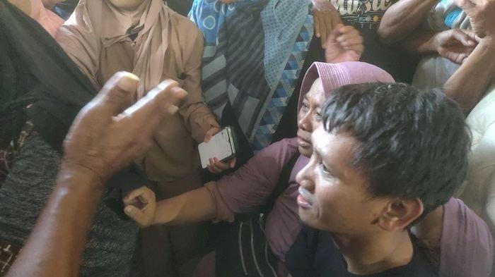 Kedatangan Pegi Setiawan di kampung halamannya di Desa Kepongpongan, Kecamatan Talun, Kabupaten Cirebon, disambut dengan tangis haru oleh ratusan warga sekitar, Selasa (9/7/2024).