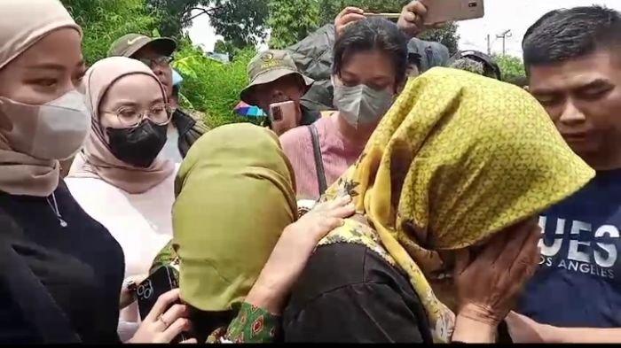 Kedua Kakak Tuti Suhartini menangis Histeris di depan TKP. Foto : Tribunjabar.id / Ahya Nurdin