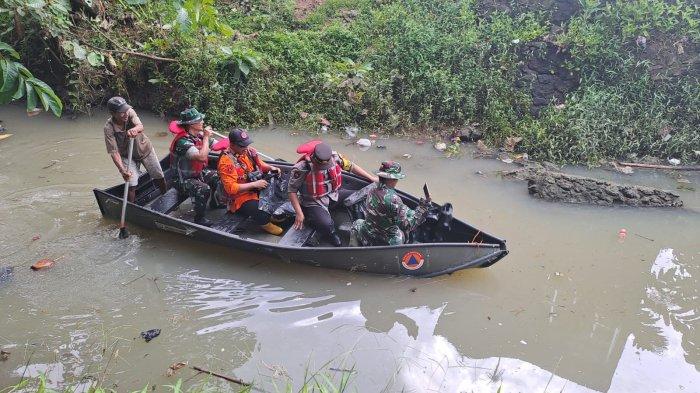 anggota polisi dan masyarakat sedang membersihkan saluran air di halte bus