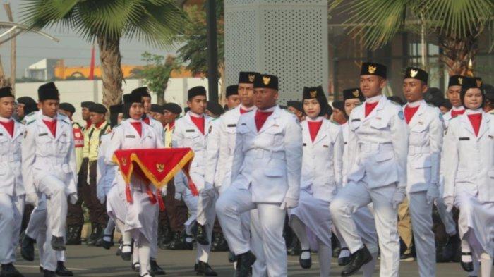 Kegiatan upacara HUT ke-79 di Kawasan Summarecon Crown Gading kali ini lebih istimewa dengan kehadiran dan partisipasi Pasukan Pengibar Bendera dari SMA Islam Al Azhar 8 Summarecon Bekasi. 