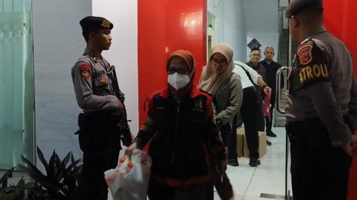 Para petugas Kejaksaan Tinggi Jawa Barat menggeledah Bank Intan Jabar (BIJ) Garut yang beralamat di Jalan Pramuka, Kecamatan Garut Kota, Kabupaten Garut, Jawa Barat, Kamis (21/12/2023) malam.