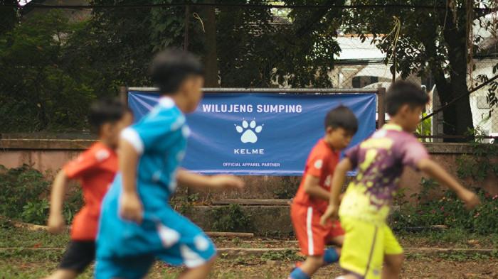 Menyongsong musim Liga Super 2025/2026, Persib resmi mengumumkan kerja sama strategis dengan Kelme, brand apparel kenamaan asal Spanyol, sebagai mitra utama penyedia jersey dan perlengkapan tim.