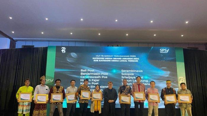 Penerima penghargaan kategori Media Brand Awards 2024 sub kategori Media Nasional Terbaik yang diberikan oleh Serikat Perusahaan Pers (SPS) di Hotel Savoy Homann, Jumat (20/9/2024).