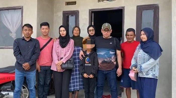 Keluarga dan pengacara korban saat menyatakan menolak damai dalam kasus meninggalnya Dini Sera Afrianti, Rabu (11/10/2023).