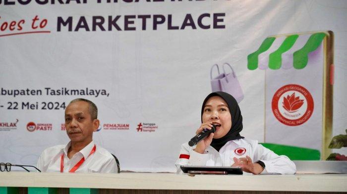 Jajaran Sub Bidang Pelayanan Kekayaan Intelektual Kanwil Kemenkumham Jabar menindaklanjuti arahan dan instruksi Kepala Kantor Wilayah Kementerian Hukum dan HAM Jawa Barat Masjuno dan Kepala Divisi Pelayanan Hukum dan HAM Andi Taletting Langi, yang diteruskan oleh Plt. Kepala Bidang Pelayanan Hukum Lina Kurniasari dan dilaksanakan oleh Kepala Sub Bidang Pelayanan Kekayaan Intelektual, Dona Prawisuda untuk menghadiri dan melaksanakan Kegiatan Geographical Indication (GI) Goes to Marketplace sebagai program unggulan DJKI di Dinas Koperasi, UKM, Perindustrian Menengah, Perindustrian dan Perdagangan Kabupaten Tasikmalaya. (Rabu, 22/05/2024)
