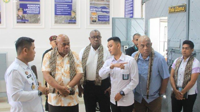 Kantor Wilayah Kementerian Hukum dan HAM Jawa Barat (Kanwil Kemenkumham Jabar) melalui Divisi Pemasyarakatan menerima kunjungan kerja oleh delegasi Corrections Services Fiji yang bertempat di Rumah Tahanan Negara (Rutan) Kelas I Bandung (Rabu, 18/12/2024).