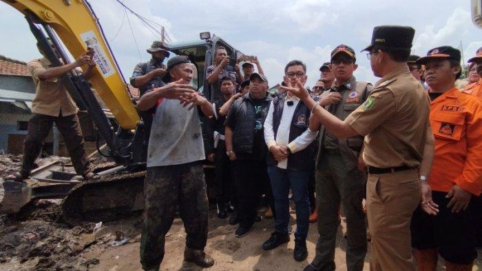 Kepala BNPB Letjen TNI Suharyanto saat mengunjungi Kampung Lamajang Peuntas, Desa Citereup, Kecamatan Dayeuhkolot, Kabupaten Bandung, Senin (15/1/2024)