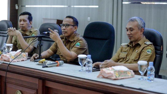 Kepala Disdik Provinsi Jawa Barat, Purwanto (tengah), saat memberikan pengarahan dalam Sertijab Administrator dan Pengawas Disdik Provinsi Jawa Barat di Aula Dewi Sartika Disdik Provinsi Jawa Barat, Jalan Doktor Rajiman, Kota Bandung, Selasa (8/7/2025).
