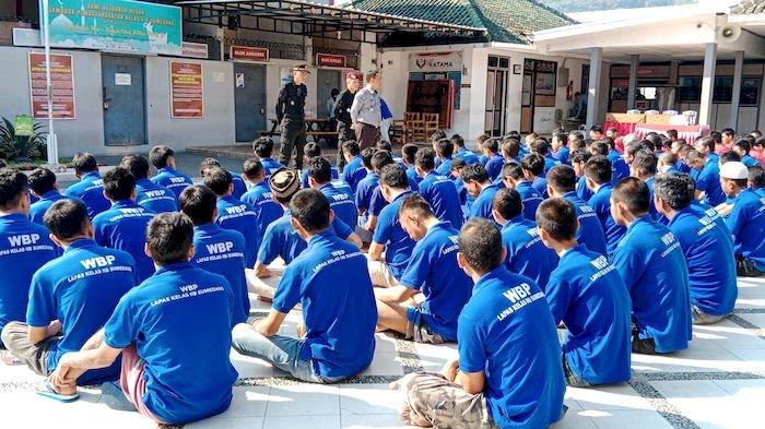 Kepala Lapas Kelas II B Sumedang, Ratri Handoyo tengah memberikan pembinaan kepada ratusan narapidana di Lapas Kelas II B Sumedang, Selasa (30/7/2024).