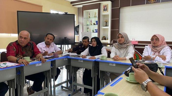 JUMPA PERS - Kepala SMAN 12 Bandung, Enok Nurjanah (kerudung hitam) saat jumpa pers di SMAN 12 Bandung, Rabu (28/5/2025). Enok berbicara mengenai mantan siswanya yang melakukan kejahatan memasang CCTV di toilet.