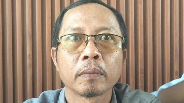 Kepala SMK Pasundan Cijulang, Asep Deni, yang keberatan dengan kebijakan baru Dedi Mulyadi mengenai tambahan rombongan belajar sekolah negeri di tahun ajara baru ini.
