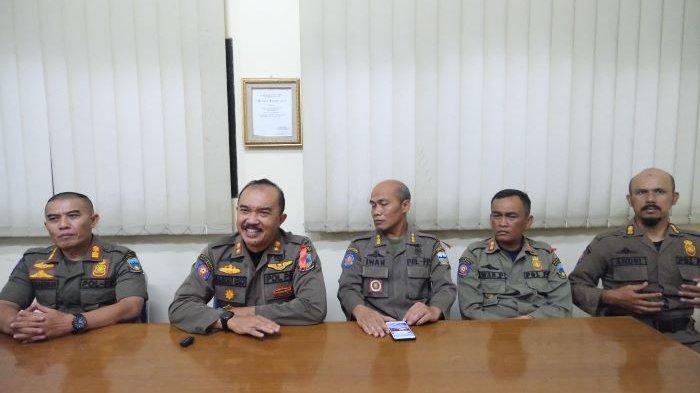 Kepala Satpol PP Kabupaten Garut, Usep Basuki Eko (kedua dari kiri), memberikan klarifikasi terkait video viral dukungan kepada salah satu Cawapres, di Kantor Satpol PP Kabupaten Garut, Rabu (3/1/2023).