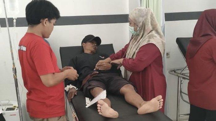 Sejumlah warga yang mengalami keracunan saat mendapatkan penanganan medis di Puskesmas Cibeber, Cianjur, Jumat (13/10/2023).