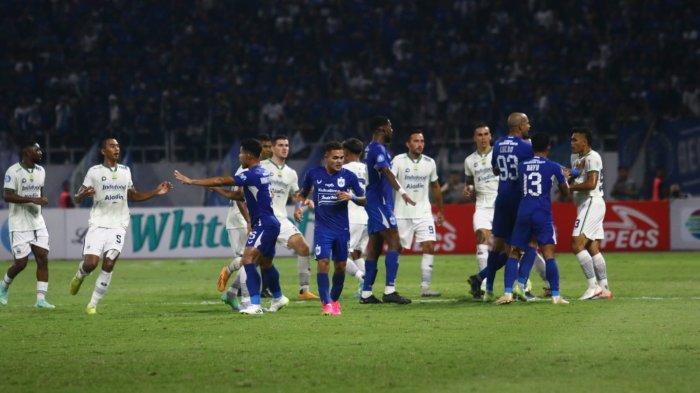 Keributan sempat mewarnai pertandingan antara PSIS Semarang dengan Persib Bandung di Stadion Jatidiri Semarang, Minggu (20/8/2023)