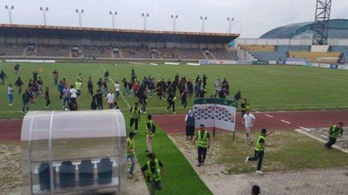 Kericuhan terjadi di laga Liga 2 2023/2024 antara PSPS Riau vs Nusantara United FC di Stadion Kaharuddin Nasution Rumbai, Kamis (11/1/2024).