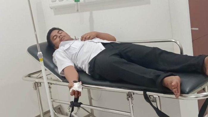 KERNET DAMRI DIRAWAT - Kernet Damri korban penusukan mendapatkan tindakan medis, Minggu (9/2/2025).