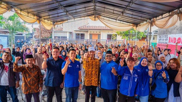 Ketua DPD Partai Amanat Nasional (PAN) Kota Bandung, Muhammad Rasyid Rajasa melakukan kunjungan ke wilayah RW 10 Kelurahan Batununggal, Kecamatan Bandung Kidul, Senin (16/10/2023). Warga pun terlihat menyambutnya dengan sangat hangat dan penuh antusias.
