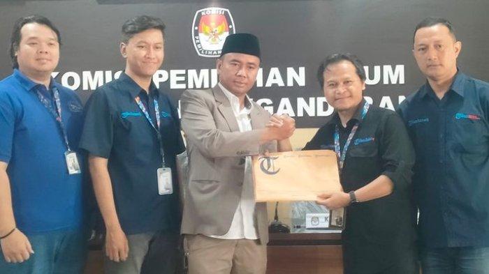 Ketua KPU Kabupaten Pangandaran, Muhtadin (tengah), saat menerima kunjungan Tribun, Rabu (22/5/2024).