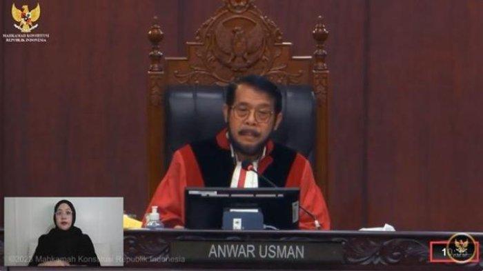 Ketua MK, Anwar Usman saat mengumumkan putusan gugatan terkait batas usia capres-cawapres dalam Pasal 169 huruf q UU Nomor 7 Tahun 2017 tentang Pemilu di Gedung MK pada Senin (16/10/2023). MK menolak gugatan terkait batas usia capres-cawapres dalam sidang putusan yang digelar Senin (16/10/2023).