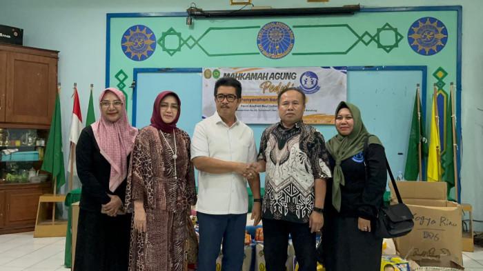 Ketua Muda Tata Usaha Negara Mahkamah Agung RI, Prof. Yulius saat menyerahkan bantuan disela kunjungan ke Panti Asuhan Bayi Sehat, di Jalan Purnawarman, Kota Bandung, Rabu (16/7/2025).