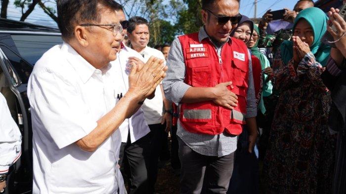 Ketua PMI Jusuf Kalla didampingi Ketua PMI Cianjur Ahmda Fikri saat mengunjungi warga terdampak gempa bumi, Jumat (7/4/2023).