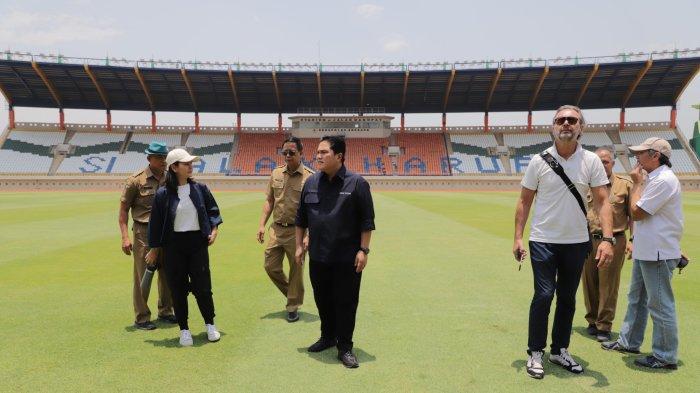 Ketua PSSI Erick Thohir didampingi Pj Gubernur Jabar Bey Machmudin meninjau kesiapan Stadion Si Jalak Harupat di Kabupaten Bandung, Senin (9/10/2023).