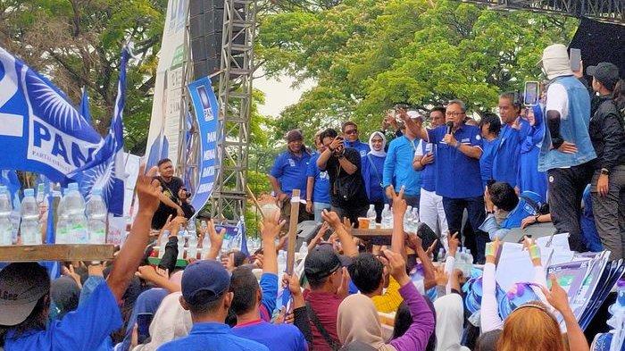 Ketua Umum Partai Amanat Nasional (PAN), Zulkifli Hasan (Zulhas), saat berorasi dalam kampanye terakhirnya sebelum masa tenang di Kota Cirebon, Sabtu (10/2/2024).