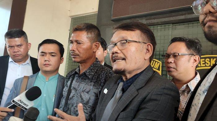 Khasanah (ketiga kiri) ayah kandung Hadi Saputra, salah satu terpidana kasus Vina Cirebon bersama kuasa hukumnya saat diwawancarai di Gedung Ditreskrimum Polda Jabar.