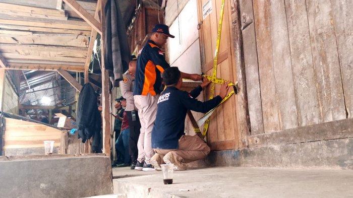 Kios milik terduga pelaku pembunuhan yang mayatnya dalam karung di Pasar Cikurubuk, Kota Tasikmalaya diberikan police line oleh petugas gabungan.