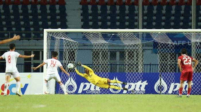Kiper Indonesia Ernando Ari mengeblok tendangan penalti pemain Vietnam dalam laga final Piala AFF U23 2023, Sabtu (26/8/2023) malam.