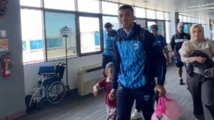 GANDENG SOSOK SPESIAL -  Kiper Persib Bandung Teja Paku Alam menggandeng sosok spesial saat mendarat di Bandara Internasional Minangkabau, Padang, Sumatra Barat, pada Minggu (10/3/2025).