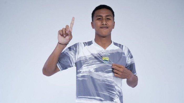 Kiper Persib Bandung U-18, Fitrah Maulana M Ridwan mendapatkan panggilan dari Timnas Indonesia U-20, untuk menjalani pemusatan latihan (TC) di Jakarta pada Sabtu, (30/12/2023).