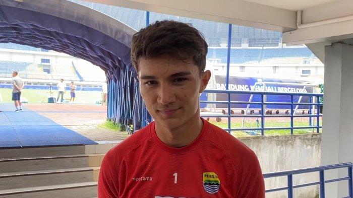 Kiper Persib Kevin Ray Mendoza