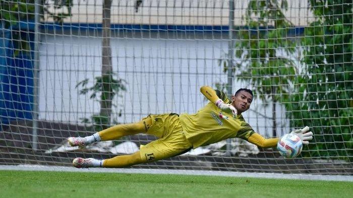 Kiper Persib Teja Paku Alam posting foto tangkap bola. Levy Madinda komen dan beri semangat. Bobotoh dunia maya langsung heboh.