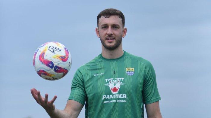 Kiper anyar Persib Bandung, Adam Przybek, saat menjalani sesi latihan perdananya di Lapangan Pendamping Stadion Gelora Bandung Lautan Api pada Selasa, 1 Juli 2025.