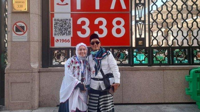Pasangan suami istri Irpan Hilmi (42) dan Saptaria Suciati (30) akhirnya bertemu di Gerbang 338 Masjid Nabawi, Arab Saudi berangkat haji meski beda kloter dan beda waktu keberangkatan
