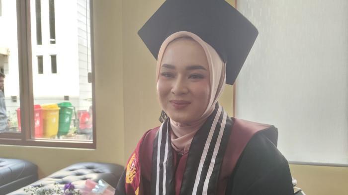 Kisah Suci Mahasiswi Penerima KIP Kuliah Lulus di Unsika IPK Nyaris Sempurna, Motivasi Jadi Kunci - Tribunjabar