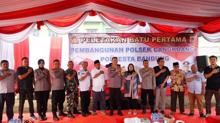 Kapolresta Bandung,  Kombes Pol Kusworo Wibowo, pimpin langsung acara groundbreaking atau peletakkan batu pertama, untuk pembangunan Mapolsek Cangkuang.