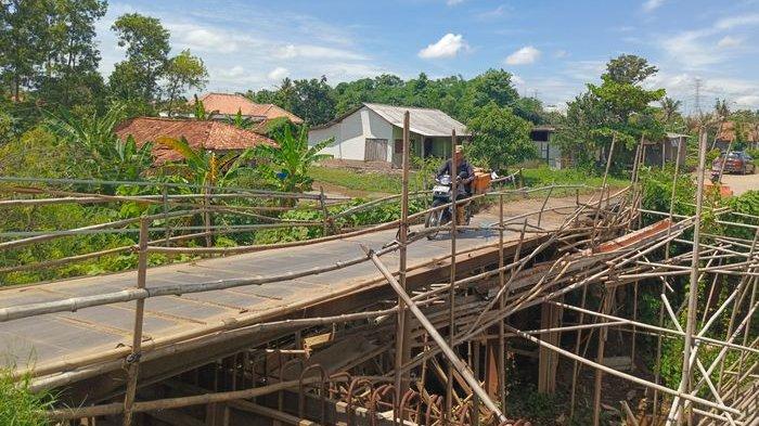 Kondisi Jembatan Cilamaya yang menjadi penghubung Purwakarta-Subang di Desa Cijunti, Kecamatan Campaka, Kabupaten Purwakarta, Jawa Barat, Rabu (7/2/2024).
