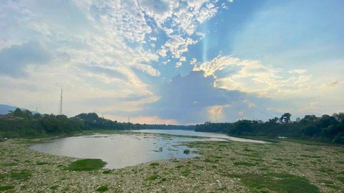 Kondisi Sungai Citarum di Bandung Barat setelah tercemar sampah.