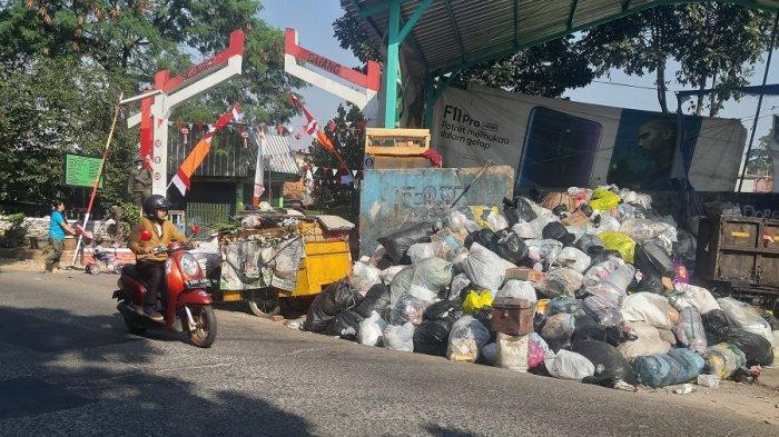 Kondisi TPS Wilayah Panyilekan, Kota Bandung, dipenuhi tumpukan sampah yang tak bisa diangkut ke TPA Sarimukti.